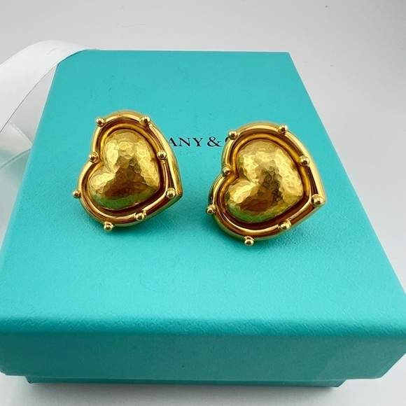 RARE Tiffany & Co. Vintage Paloma Picasso Hammered Heart Earrings 18k Gold ✨ - Picture 3 of 8
